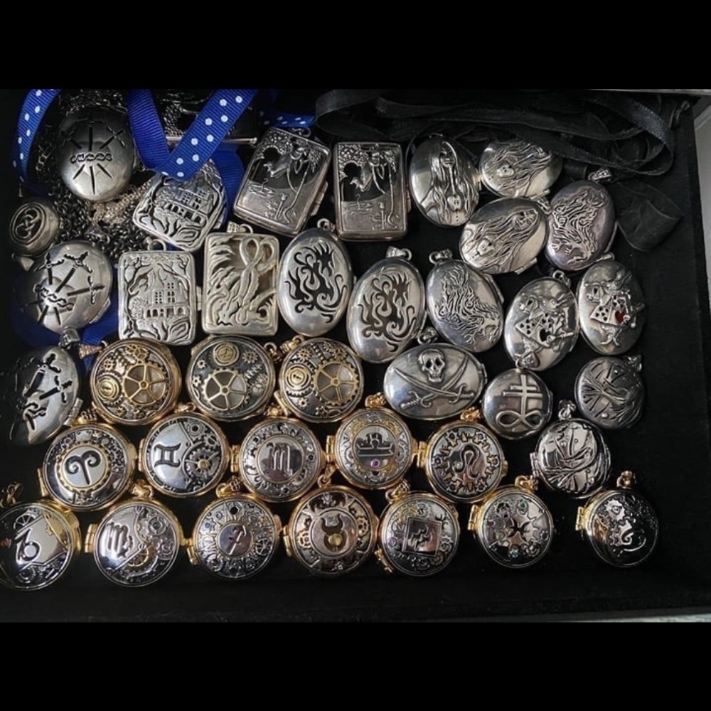 DISO LOOKING FOR BPAL Brimstone & Red Queen Scent Lockets